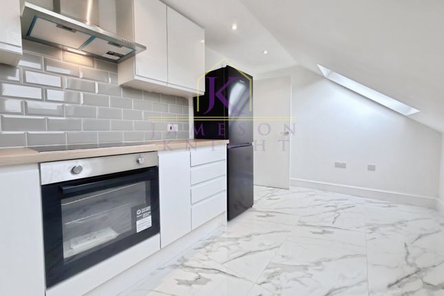 32, Gambole Road, London photo 4