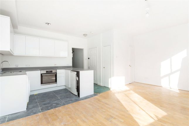 Thumbnail Flat to rent in Princes Square, London