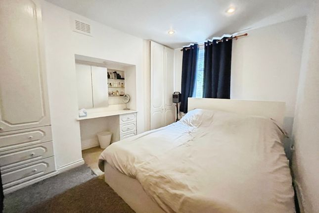 Victoria Terrace, London photo 4