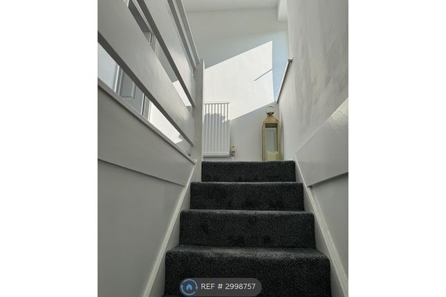 Compton Square, Andover photo 5