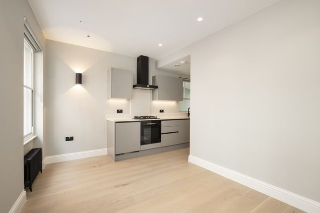 Flat 2 Cooper House, 82 Shaftesbury Avenue, Chinatown photo 3