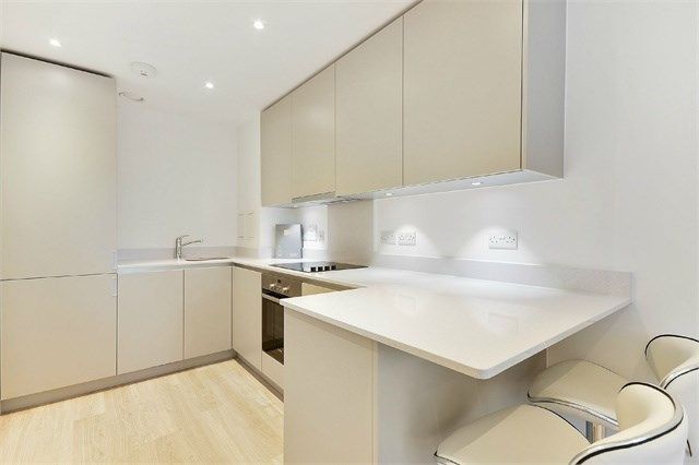 Flat to rent in Pinnacle Apartments, Saffron Central Square, Croydon