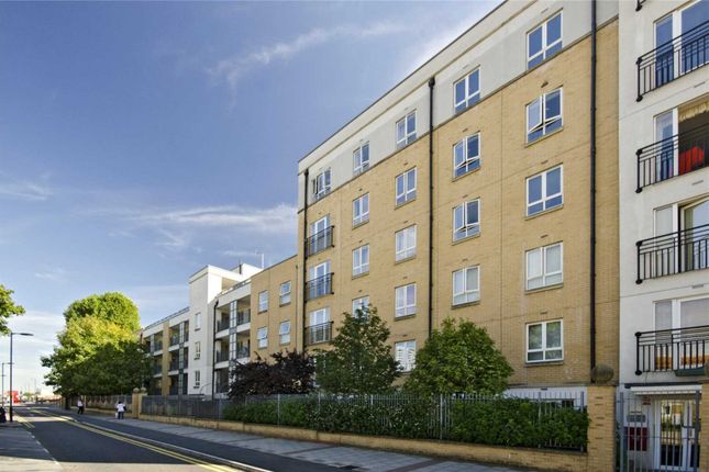 Parking/garage to let in Windmill Lane, London