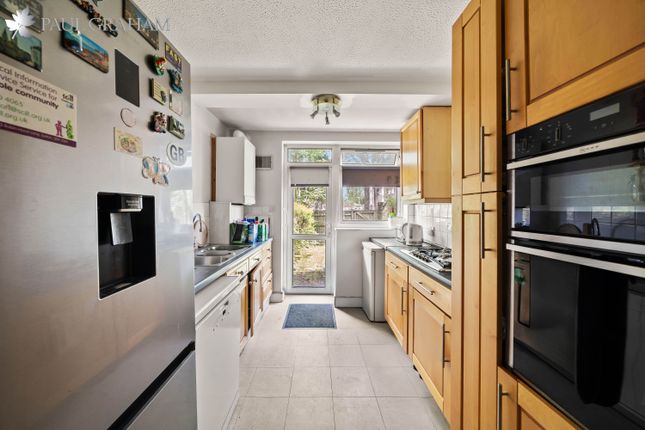 32, Barnard Close, Wallington photo 4