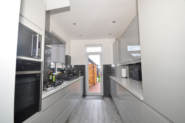 13, Royston Avenue, Wallington photo 4