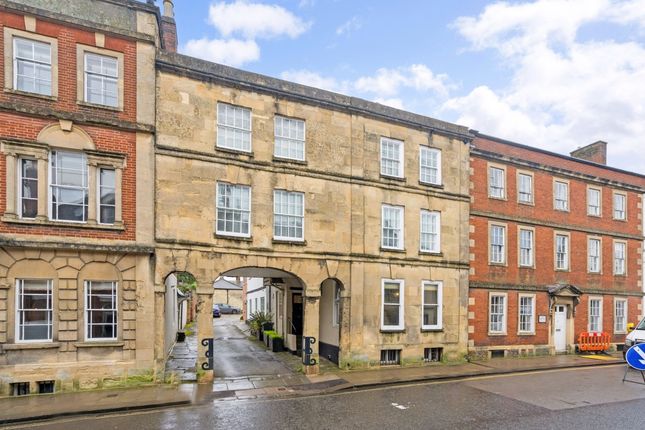 Town house to rent in Long Street, Devizes