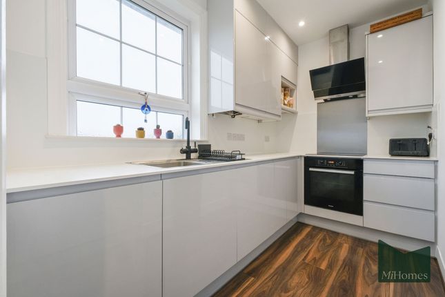 10 Masefield Crescent, London photo 4