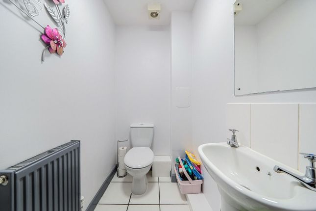 58, Dewsgreen, Basildon photo 3