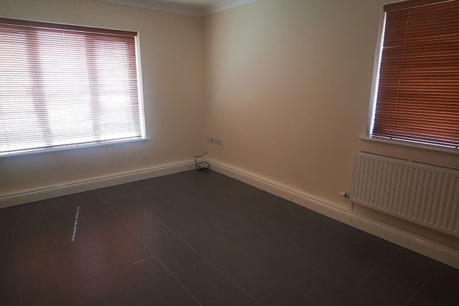 6 Anton Court, Dulais Road photo 3