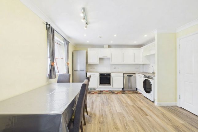 12 Ambleside, Purfleet-On-Thames, Essex photo 4