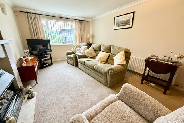 9, Thirsk Drive, Leeds photo 4