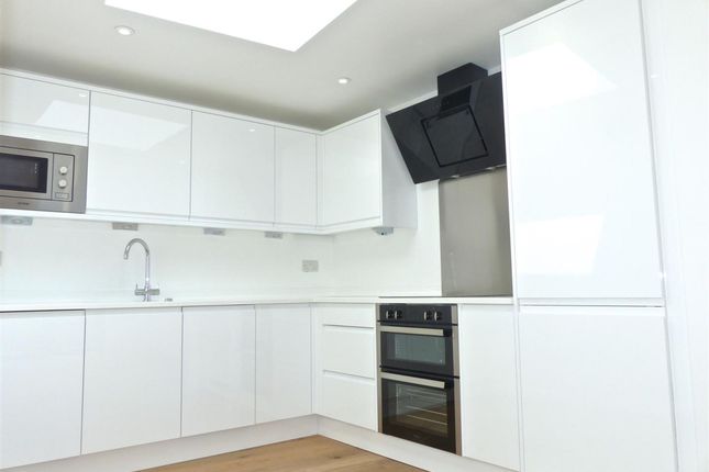 1d Holly Road, Hampton photo 2