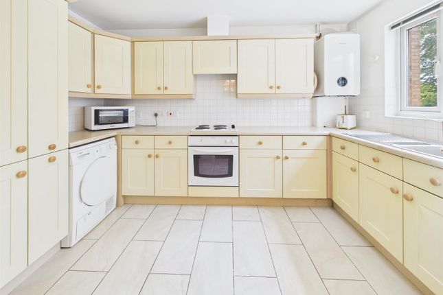 12, Haslemere Court, Gloucester photo 2