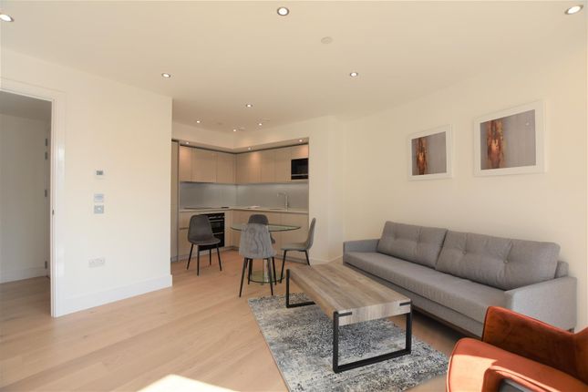 Flat to rent in Garnet Place, West Drayton