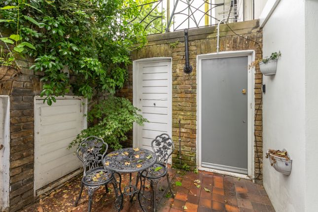 Flat for sale in Barnsbury Road, London