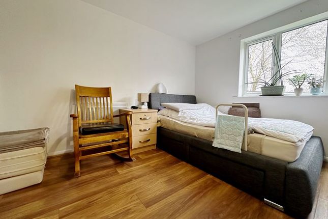 Flat for sale in Streamside Close, London