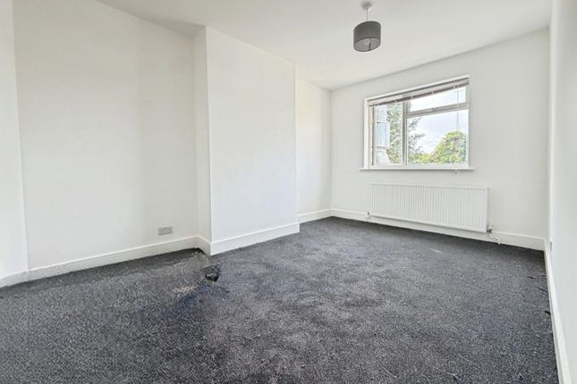 Flat, 430A, Staines Road, Feltham photo 3