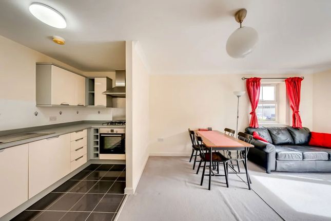 Flat 7 De Havilland Square, Piper Way, Ilford photo 3