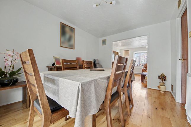 1, Elan Close, Southampton photo 3