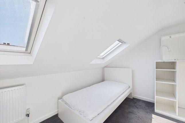 Room 6, 35 St. Martins Place, Brighton photo 3