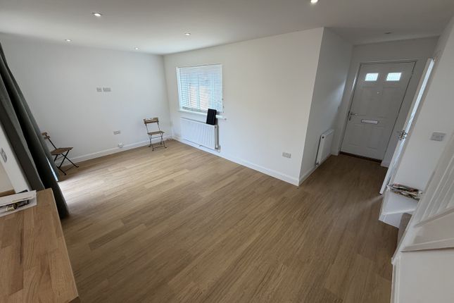 14A, Luton photo 3