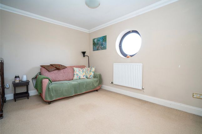 End terrace house for sale in Alexandra Park Road, London