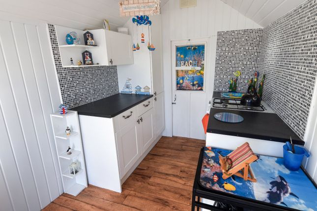 506, Beach Hut, Shoeburyness photo 5