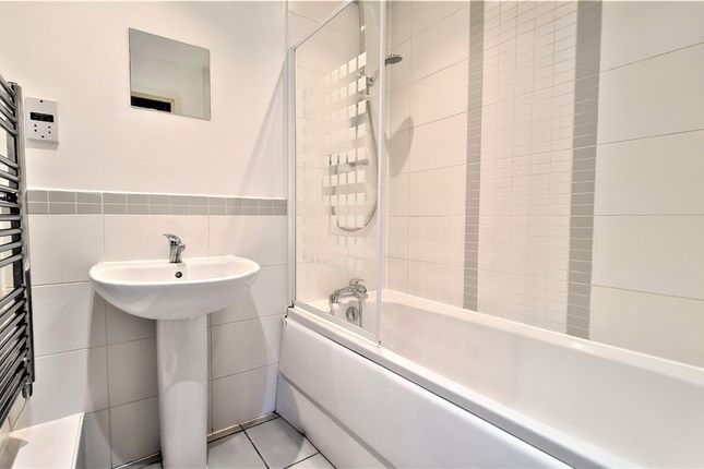 39, Greenbank Court, Isleworth photo 3