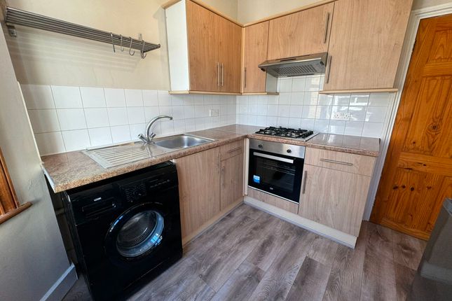 Thumbnail Flat to rent in Cleveland Park Avenue, London