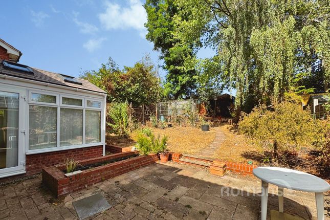 11, Squirrel Close, Berkshire photo 2