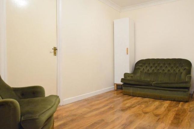 Flat for sale in Chaucer Drive, Bermondsey
