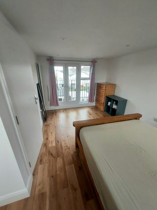 Room to rent in Rosemead Avenue, Mitcham