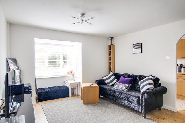 3 Stirling Close, Crawley photo 3