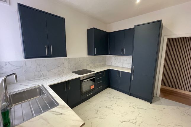2-bed flat on 50C, Cowes, £1,000/mo