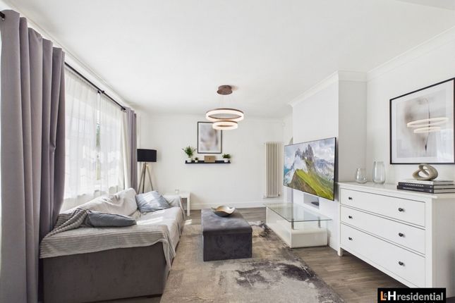 28 Milton Drive, Borehamwood photo 2
