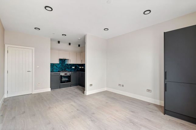 Lennards Court, Chiswick High Road, London photo 3