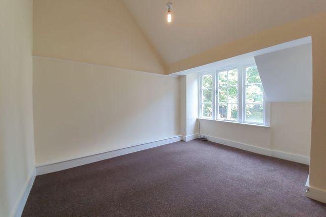 Flat to rent in High Street, East Grinstead
