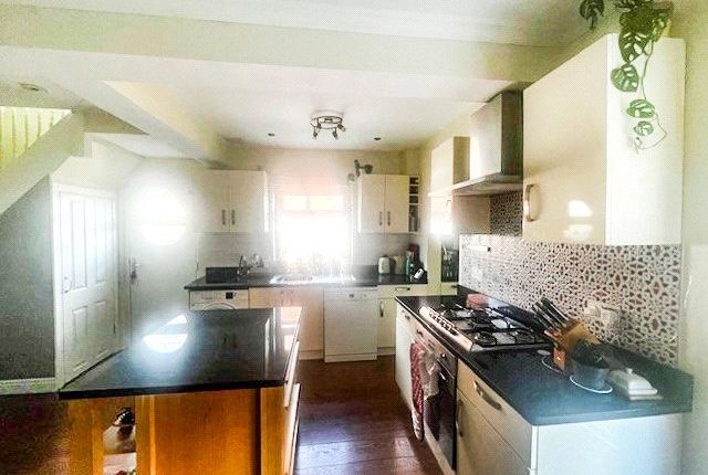 42, Kirkstall Mount, West Yorkshire photo 3