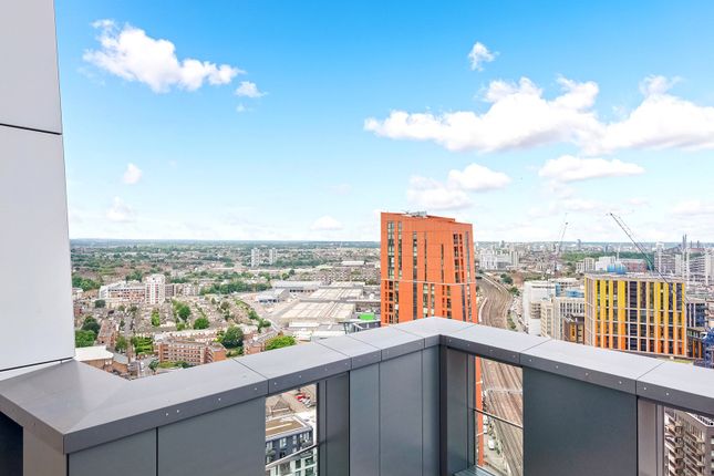 Flat to rent in Gladwin Tower, 50 Wandsworth Road