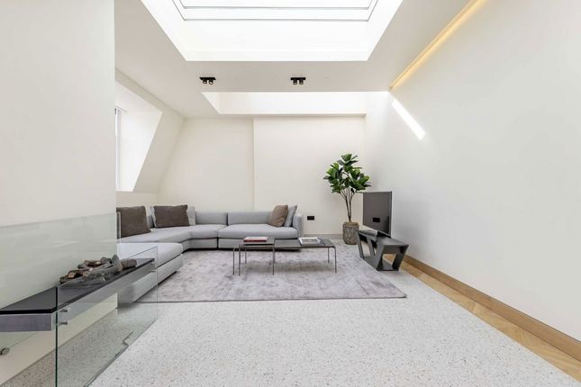 Flat 12, 17, Berkeley Street, London photo 2