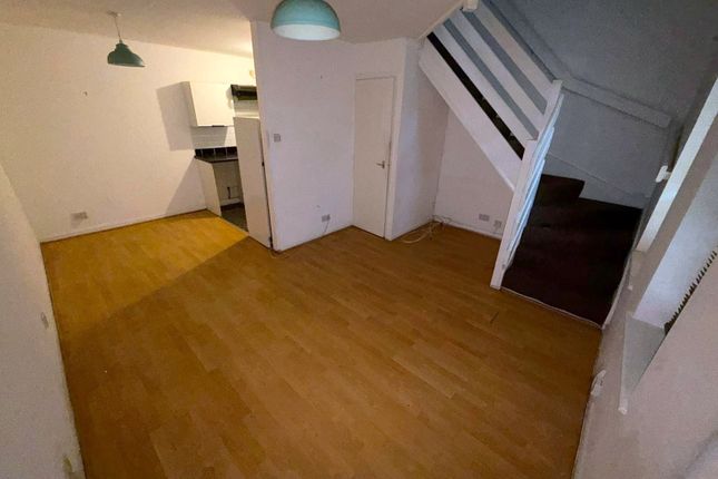 23, Shingle Close, Luton photo 2