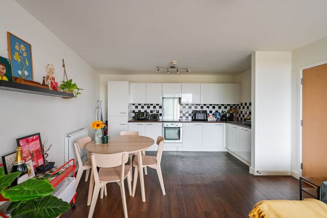 2-bed flat on Devons Road, Bow, £2,400/mo