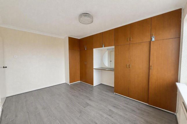 28, Springfield Avenue, LEEDS photo 4