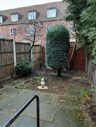 Room to rent in Wolftencroft Close, London