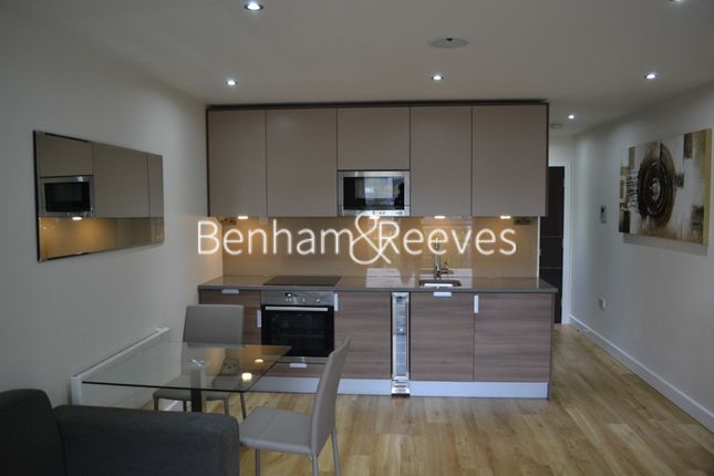 Studio to rent in Boulevard Drive, Colindale