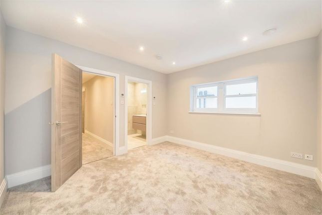 Flat B, 430, Fulham Palace Road, London photo 3
