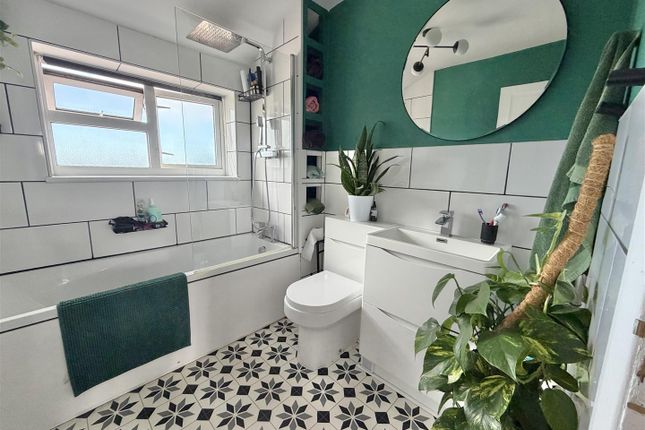 22, Ravensdale, Clacton-On-Sea photo 2