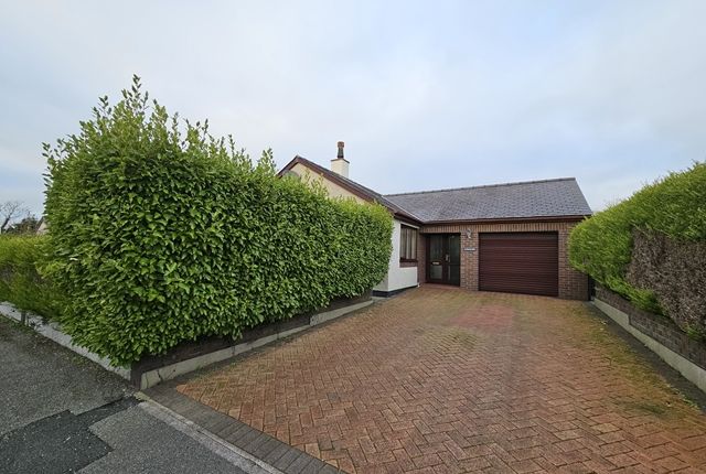 Thumbnail Bungalow to rent in Stad Penrhiw, Rhostrehwfa, Llangefni