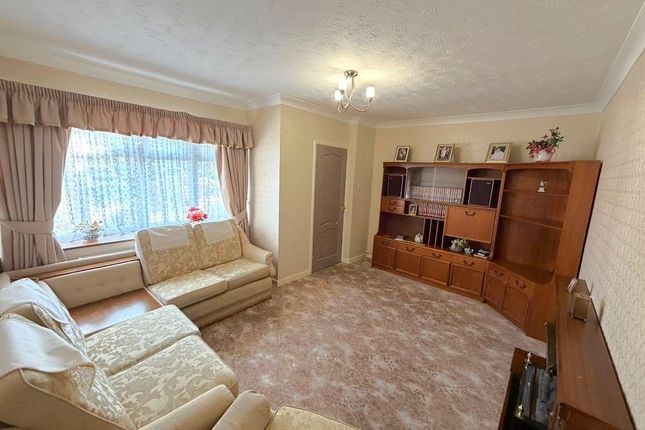 5, Ash Grove, Feltham photo 2