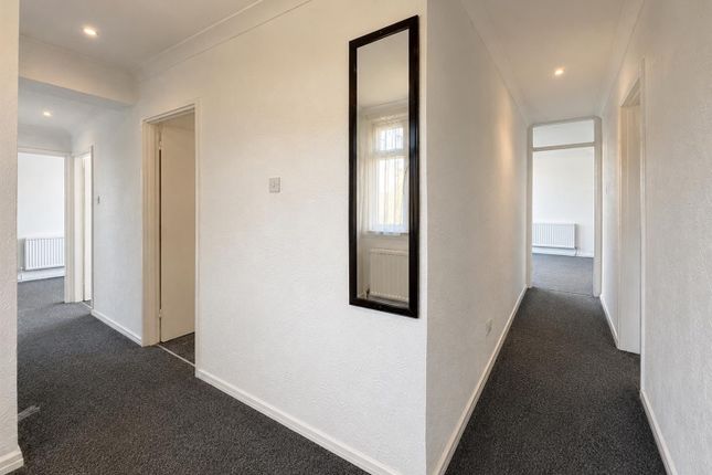 18, Hill House, Waltham Abbey photo 2